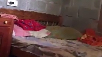 Indická Žena V Strednom Veku Sa Zapája Do Mimomanželských Záležitostí S Bratom Svojho Manžela, Tajne Natočená Jej Manželom