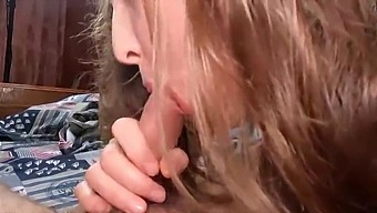 小柄な女の子が激しい性的な出会いを渇望しています。