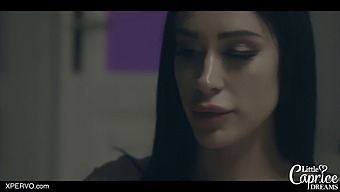 ポーカーの試合後の小柄なフランス美女との官能的な出会い