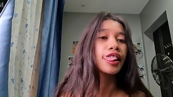 小柄なアジアの女の子が官能的なビデオに登場!