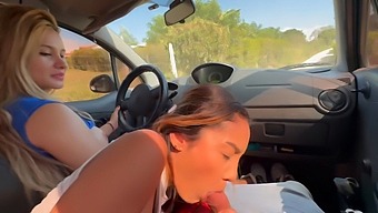 3人の女の子が車に乗って、フェラチオをします。
