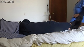 フランスのメイドが雇い主の黒いペニスの大きさに驚かされる