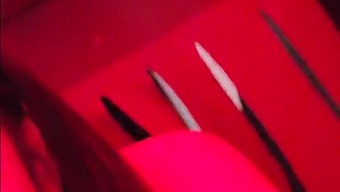 スインガークラブに参加し、箱入りして匿名のアナルセックスを経験し、大きな悲鳴を上げます。